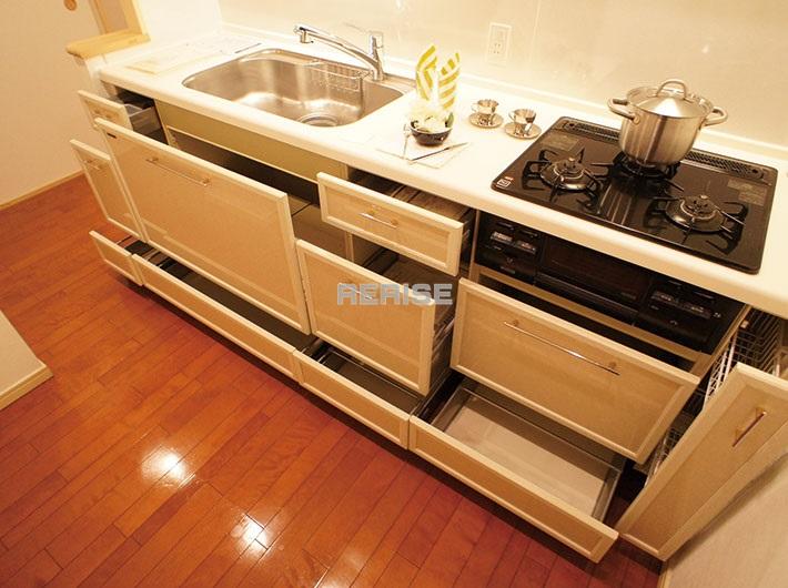 Kitchen. ~ We propose your lifestyle ~ ◆ Storage was enhanced, including the kitchen ◆ Convenient living in conjunction with the Japanese-style room ◆ Pet breeding Allowed ◆ After-sales service with guarantee