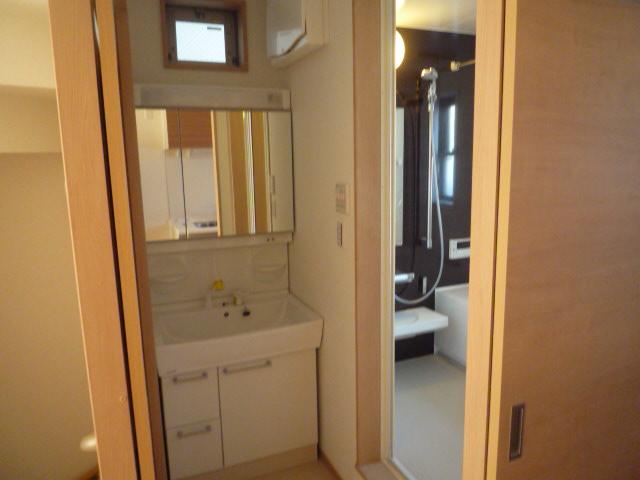 Wash basin, toilet. Indoor (11 May 2013) Shooting