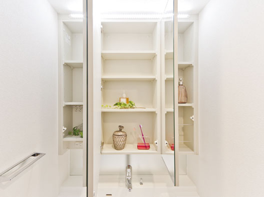 Bathing-wash room.  [Large three-sided mirror] Set up a convenient large three-sided mirror in the housing, such as cosmetics and accessories. You can keep a beautiful vanity around.