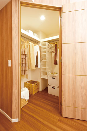 Receipt.  [Walk-in closet] Clothing is also like of course travel bag, Organize collectively ・ Installing the storage can walk-in closet. High storage capacity is, You can show the whole room and clean.