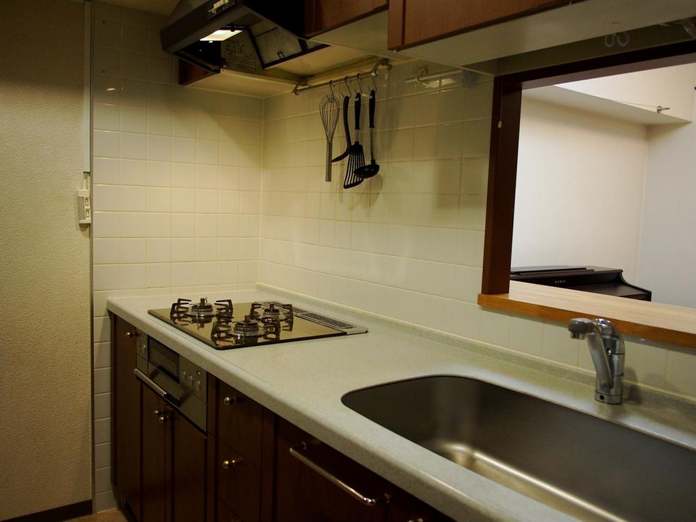 Kitchen. Kitchen with a feeling of opening at the counter type (December 2013) Shooting