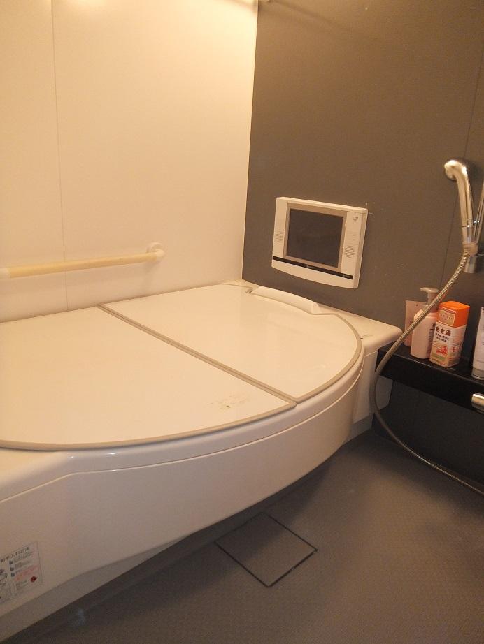 Bathroom. Bathroom with a TV. Since it is a 1418 size has been relaxed.