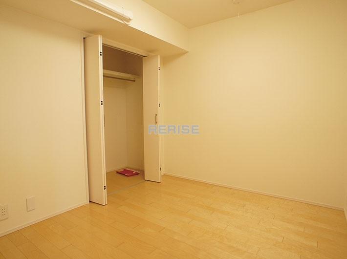 Non-living room. Living next to the Western-style