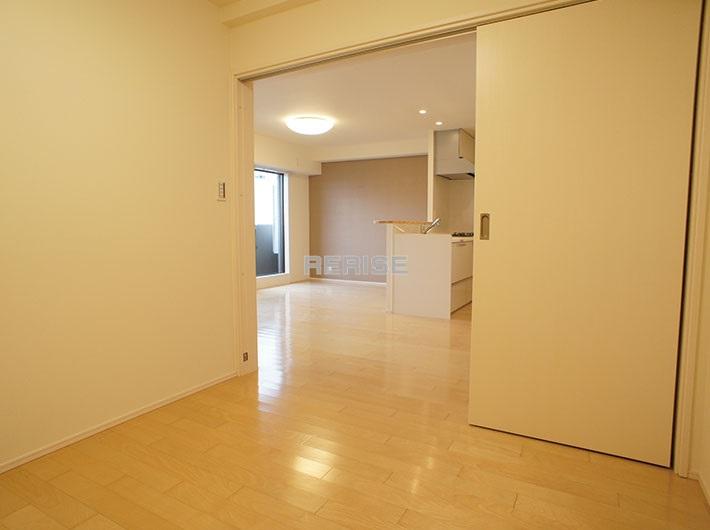 Non-living room. Living next to the Western-style