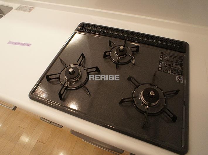 Kitchen. 3-neck is a gas stove in the kitchen