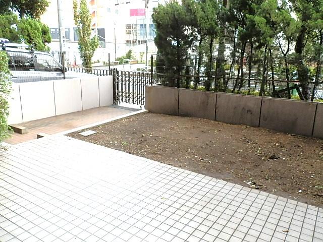 Other local. What and parking, It is with a big garden!