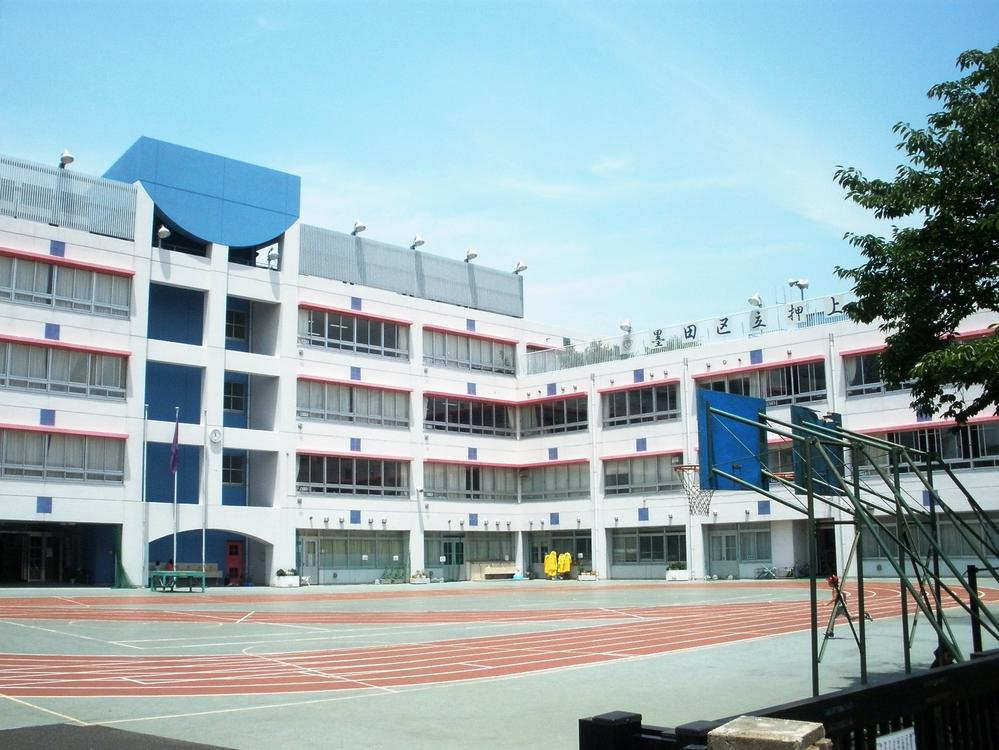 Primary school. The push-up to primary school 352m