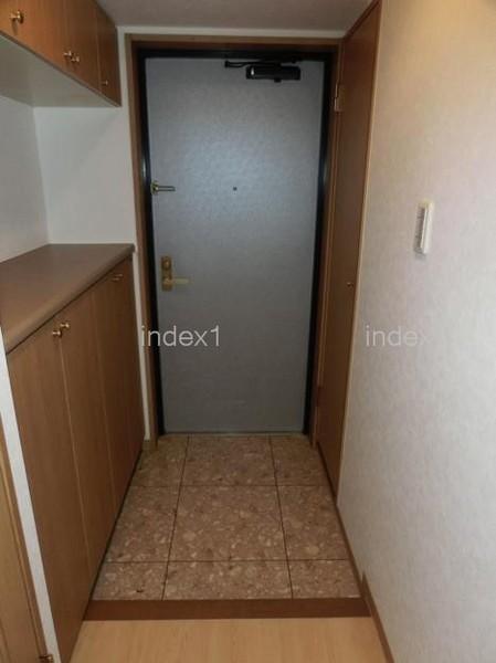 Entrance. Neat entrance space ☆