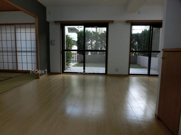 Living. It contains the bright sunlight from the window ☆