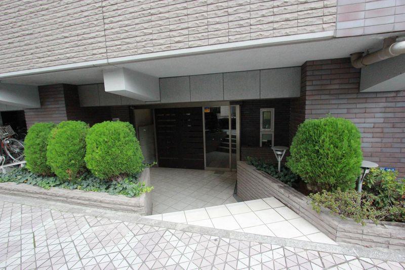 Local appearance photo. Mansion entrance