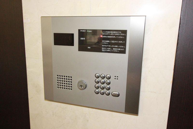 Entrance. Monitor with auto-lock