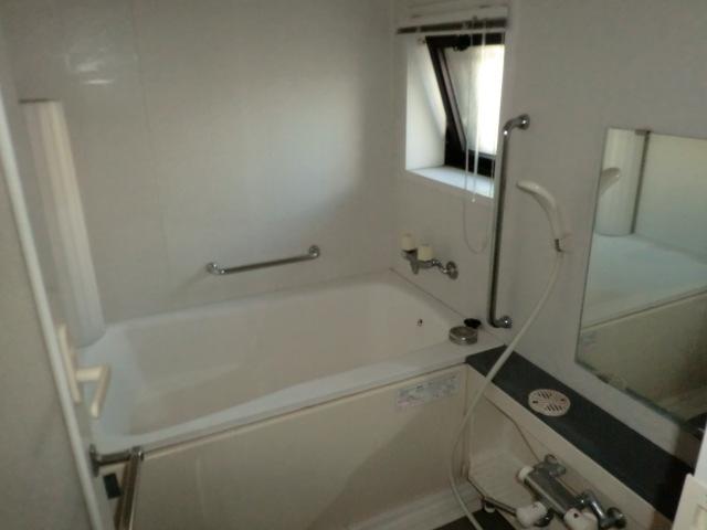 Bathroom. Indoor (11 May 2013) Shooting There is a window to the muffled easy bathroom of moisture.