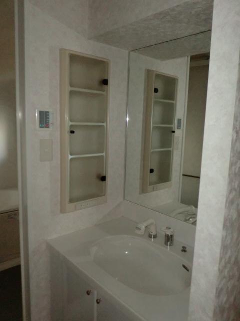 Wash basin, toilet. Indoor (11 May 2013) Shooting