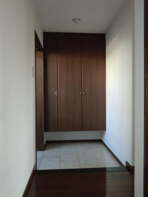 Entrance. Local (11 May 2013) Shooting