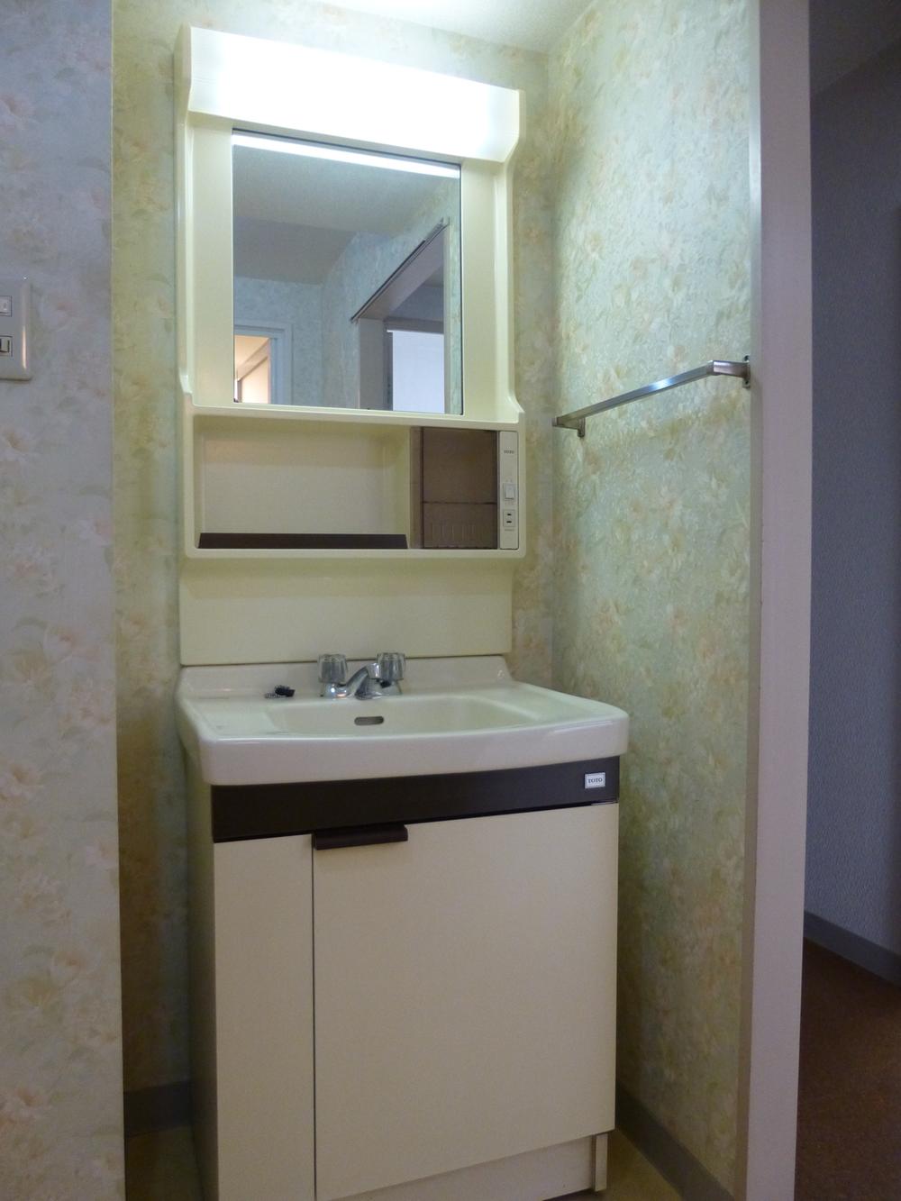 Wash basin, toilet. Indoor (10 May 2013) Shooting