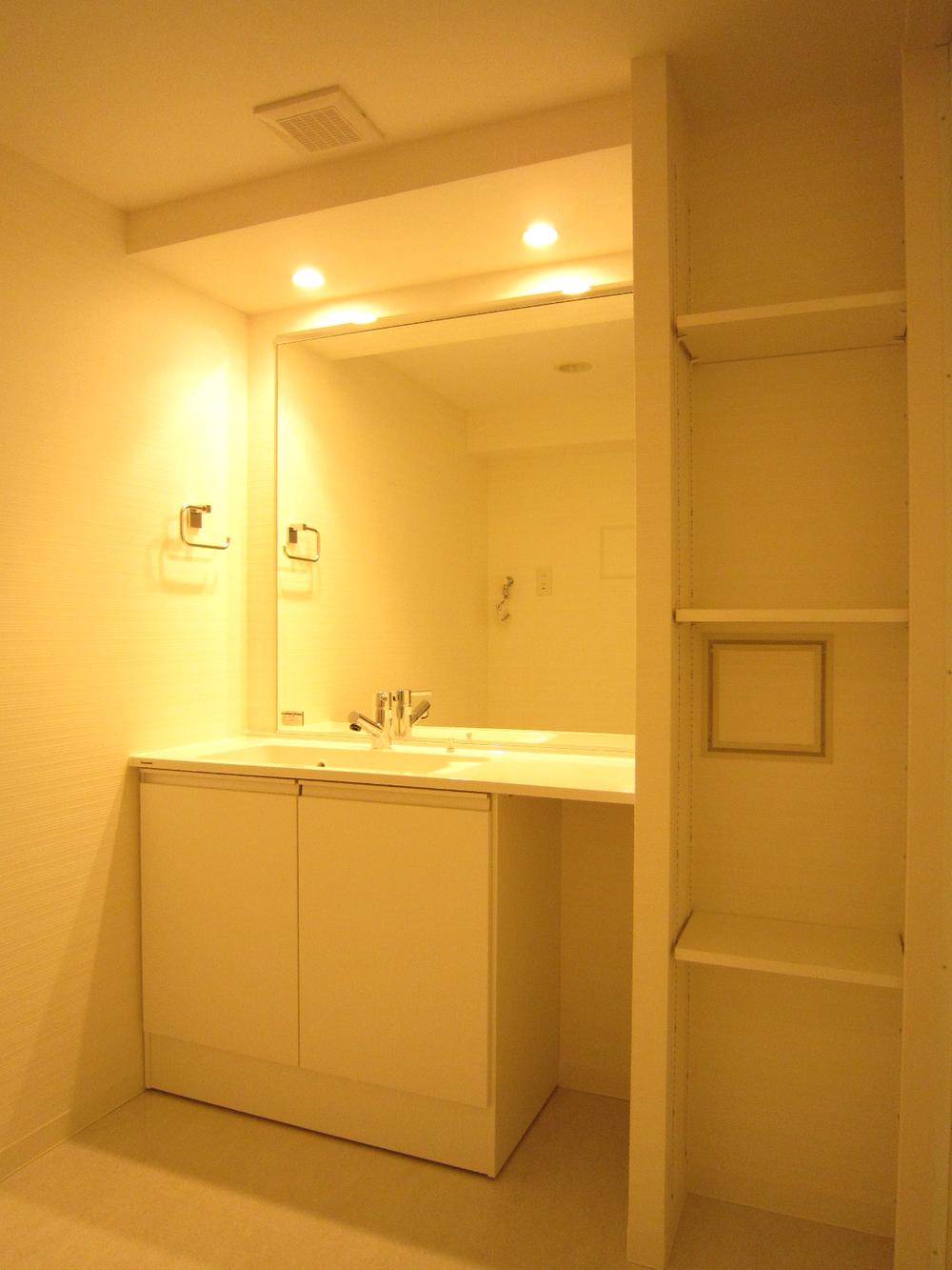 Wash basin, toilet. Indoor (12 May 2013) Shooting