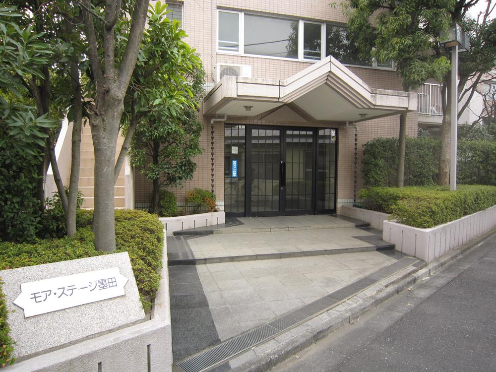 Entrance. Common areas