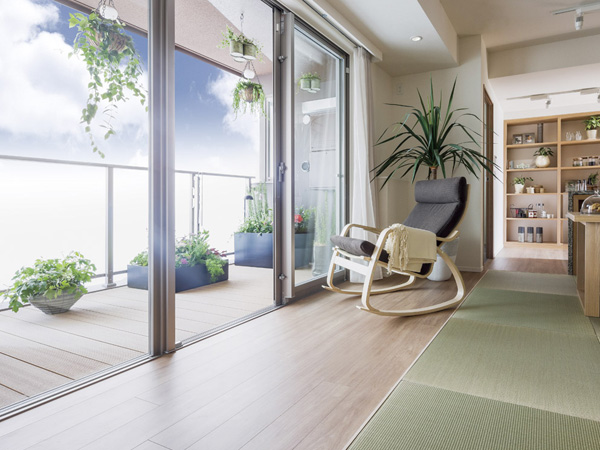 balcony ・ terrace ・ Private garden.  [balcony] Balcony lined with wood-tone resin deck almost stepped lead without a living room. Born from a sense of unity balcony and living room of the depth of about 1.5m, Space friendly comfortable a person is, It will produce a variety of life scenes. (Model Room A type) ※ Sale already