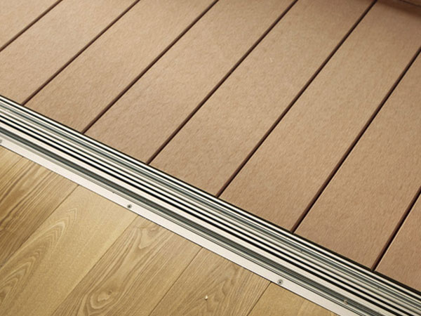 balcony ・ terrace ・ Private garden.  [Flat sash] The living room and deck terrace has been adopted almost step without connecting flat sash. You can use the balcony as if it were a living extension. (Same specifications)