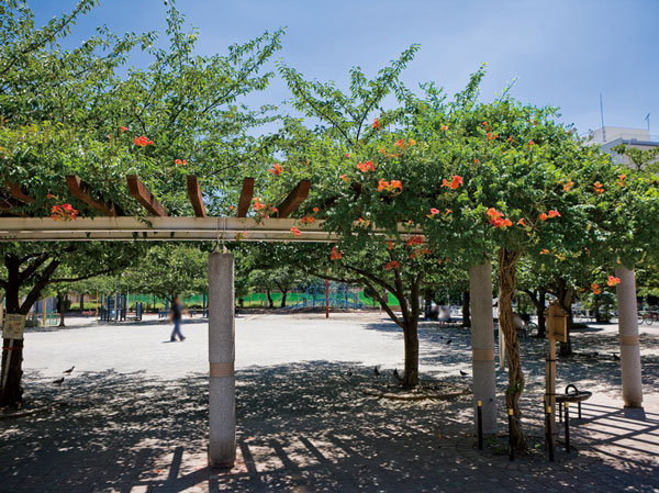 Surrounding environment. Midoricho park (about 300m / 4-minute walk)