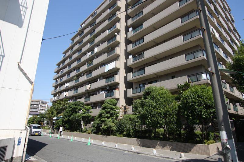 Local appearance photo. Day is good per facing south.