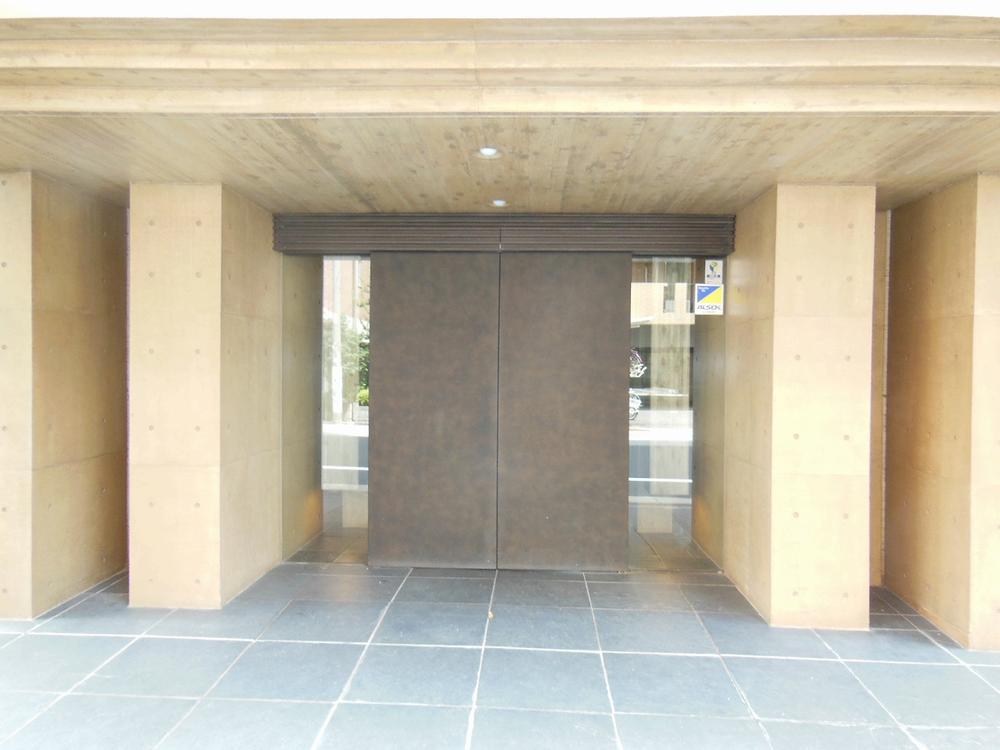 Entrance. Common areas