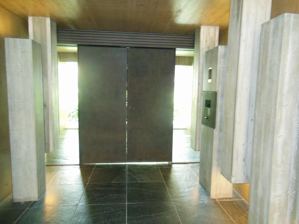 Entrance. Common areas