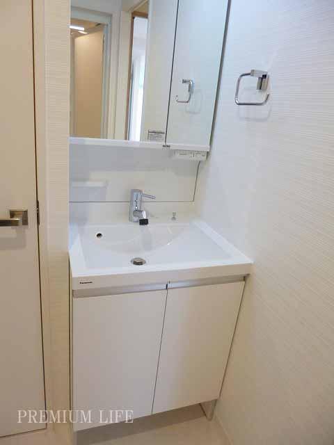 Wash basin, toilet. Independent wash basin of dihedral mirror »of flawless adopted White