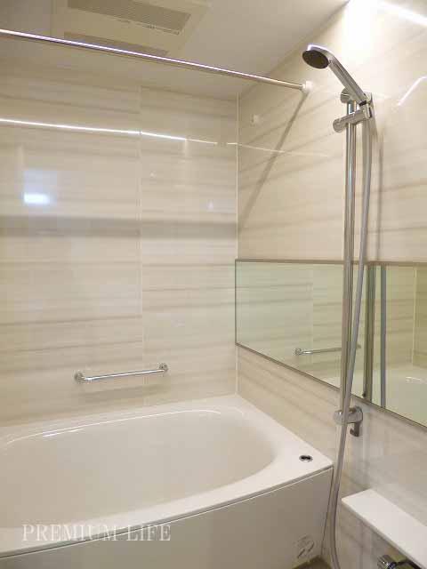 Bathroom. Panasonic vanity unit bus »1317 size ・ Bathroom ventilation dryer ・ Reheating function