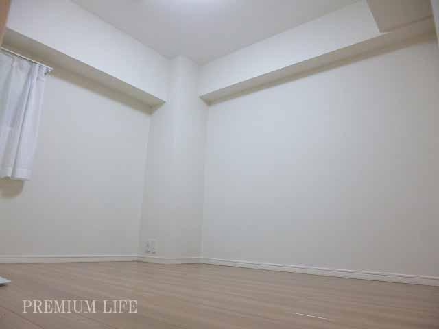 Non-living room. Yes 4.4 Pledge of Western-style »window on the north side, Also it has secured compartment.