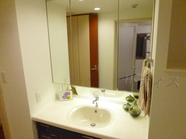 Wash basin, toilet. Wash basin with a large three-sided mirror