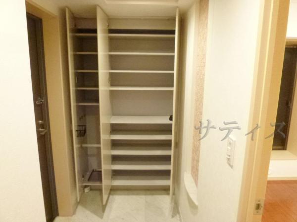 Receipt. A storage capacity shoes cloak