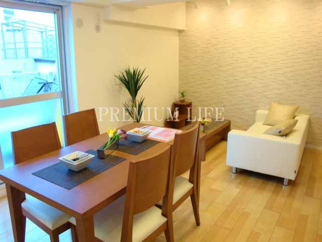 Living.  [11.2 Pledge LD] Not only stylish This room was also in town.