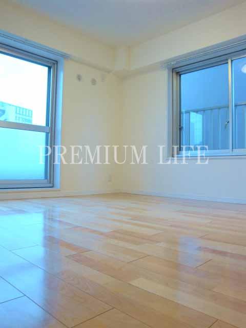 Non-living room.  [6.3 Pledge of Western-style] There is a window to the south and east, It is a bright room.