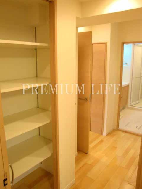 Receipt.  [Compartment of the corridor] Convenient storage to be in the front door.