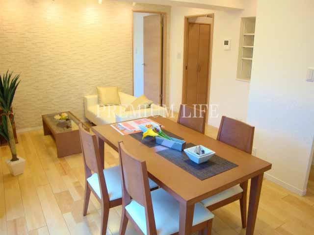 Living.  [11.2 Pledge of LDK] Lighting of the wall is also nice.