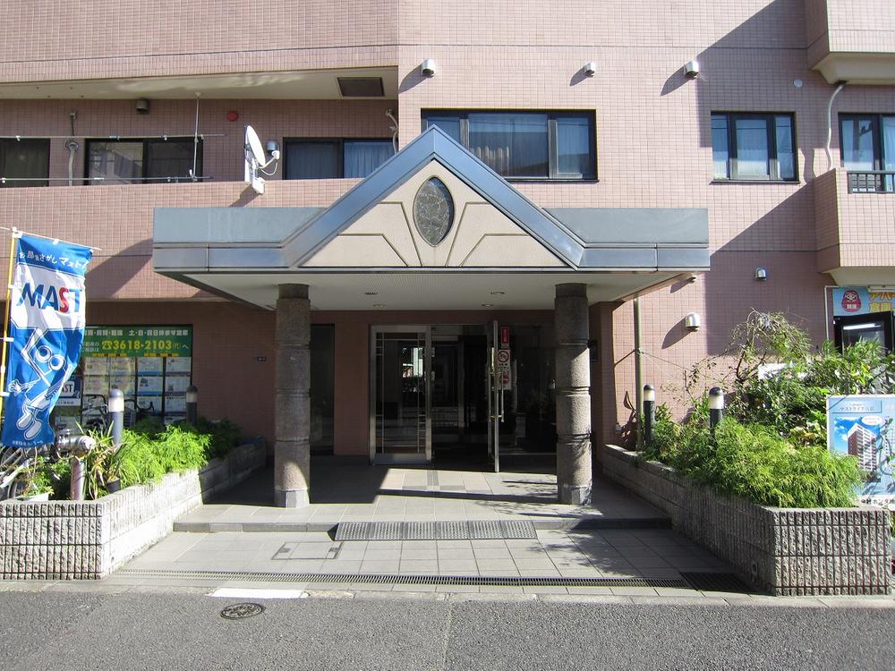 Entrance. Common areas