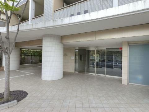 Entrance.  [entrance] Is "Kanekefuchi" station walk about 5 minutes of good location.