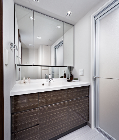 Bathing-wash room.  [Powder Room] Nestled in the wash room, Pursuit of comfort as in the only stand in front of a mirror of how mind and body go is gently reset. Design, such as a wash bowl spoke sophisticated, Such as the wide range of storage and faucet there is ease of use in consideration for use on a daily basis.