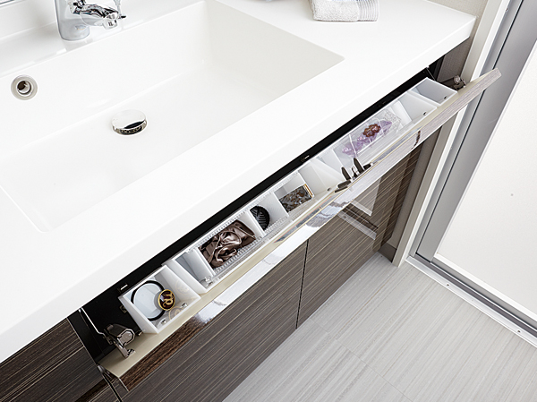 Bathing-wash room.  [Mom pocket] Before the wash bowl, It was provided with a storage space in the vanity top. You can functionally accommodate the cosmetics and basin accessories.