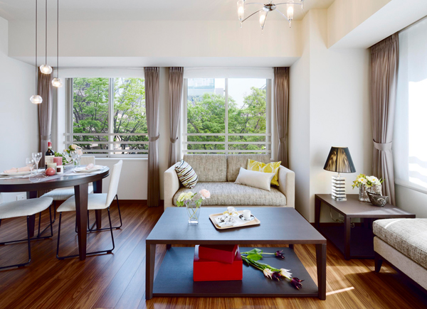 Living.  [living ・ dining] Also pours the sunlight from the south side of the wide sash, The room will spread a bright open space. (All published photograph of the model room B 'type 3 floor / Sale settled)