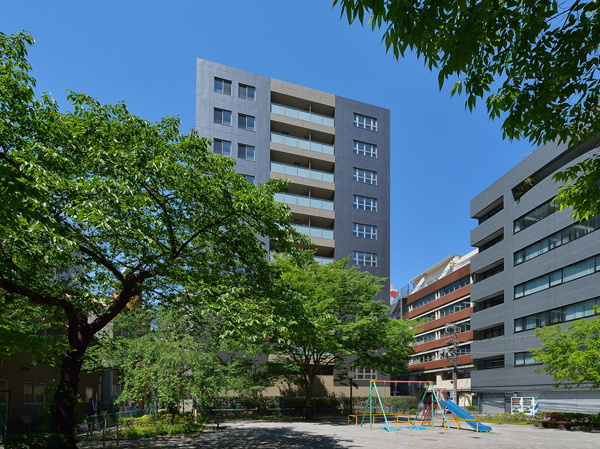 Shared facilities.  [Sophistication and comfort of city mansion] Such as exterior design is subjected to a color scheme that has been refined, It is both sophisticated and calm in appearance. Holding an independent sense of openness, Mansion to foster a sense of security that has been protected. <Wellith both countries> is, Deepen the comfort of the things that live in the city, Wrapped in appropriate to continue to live comfort will continue to pile the years. (Same properties that desire from the first children's amusement both countries / May 2013 shooting)