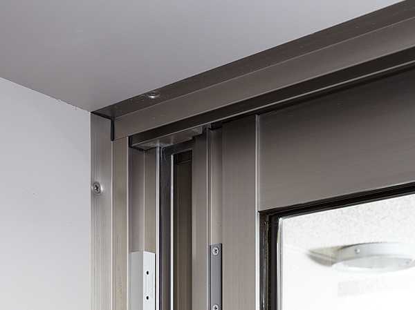 Security.  [Security sensors] We established the security sensors to open and close windows. When the windows and the entrance door is opened at the time of the sensor configuration, Sensor detects an alarm sound in a private residence, At the same time control room ・ Automatically reported to the security company. (Same specifications)