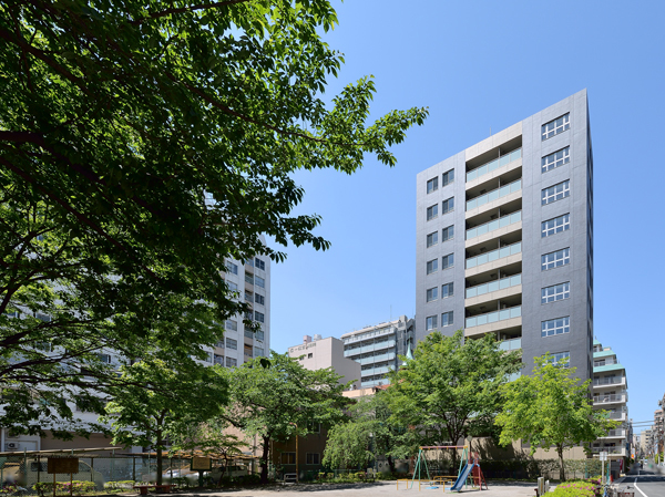 Buildings and facilities. <Wellith both countries> distribution building of all mansion angle dwelling unit that was home to the inner hallway, Comfortable planning of 3LDK from 2LDK, Well-equipped ・ Specifications, such as wearing, It will be born as a city mansion to further enhance its sophistication and comfort. Use at will their time, Feeling good every day is to spend, We will continue gracefully foster the lifestyle of the people live. (Same properties that desire from the first children's amusement both countries / May 2013 shooting)