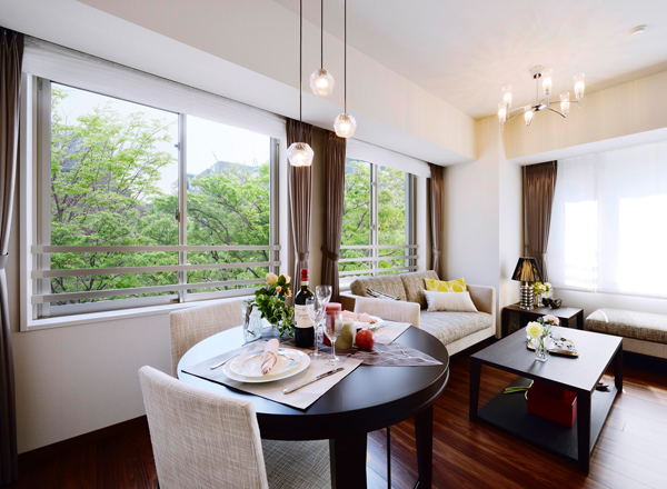 Room and equipment. Textured flooring, Received a moist and light of natural light and lighting coming through the window, Directing the appropriate flavor to each of the time, It will further deepen the comfort. (Model Room B 'type 3 floor / Sale settled)