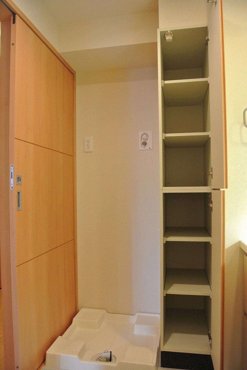 Receipt. Vanity room storage