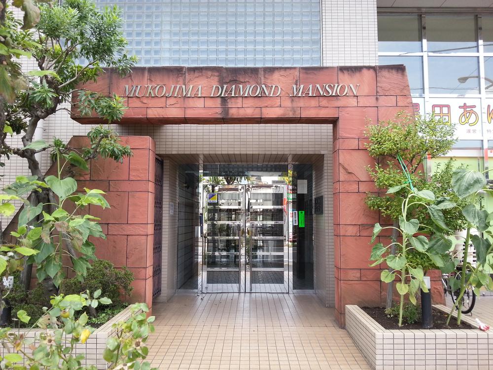 Entrance. Common areas