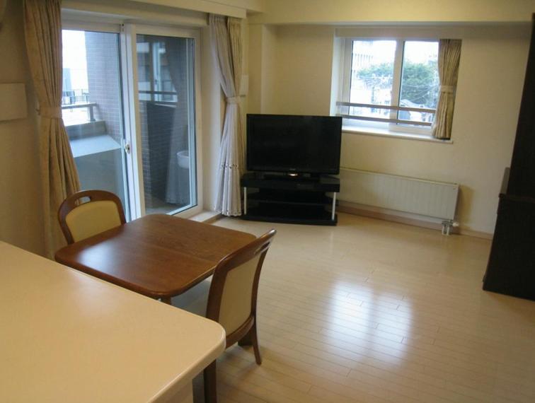 Living.  [living] Adopted the 24-hour total heat exchange ventilation system produces a comfortable living space.