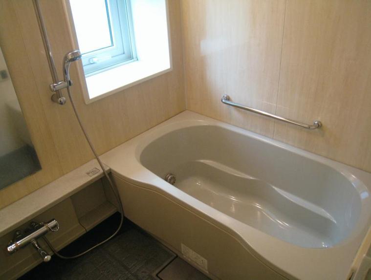 Bathroom.  [bathroom] 1418 spacious bathroom of size. Bathroom dryer, of course, With so window, Natural ventilation ・ You can bathe while bathed in natural light.