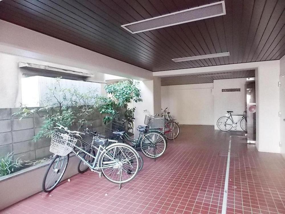 Entrance. Common areas